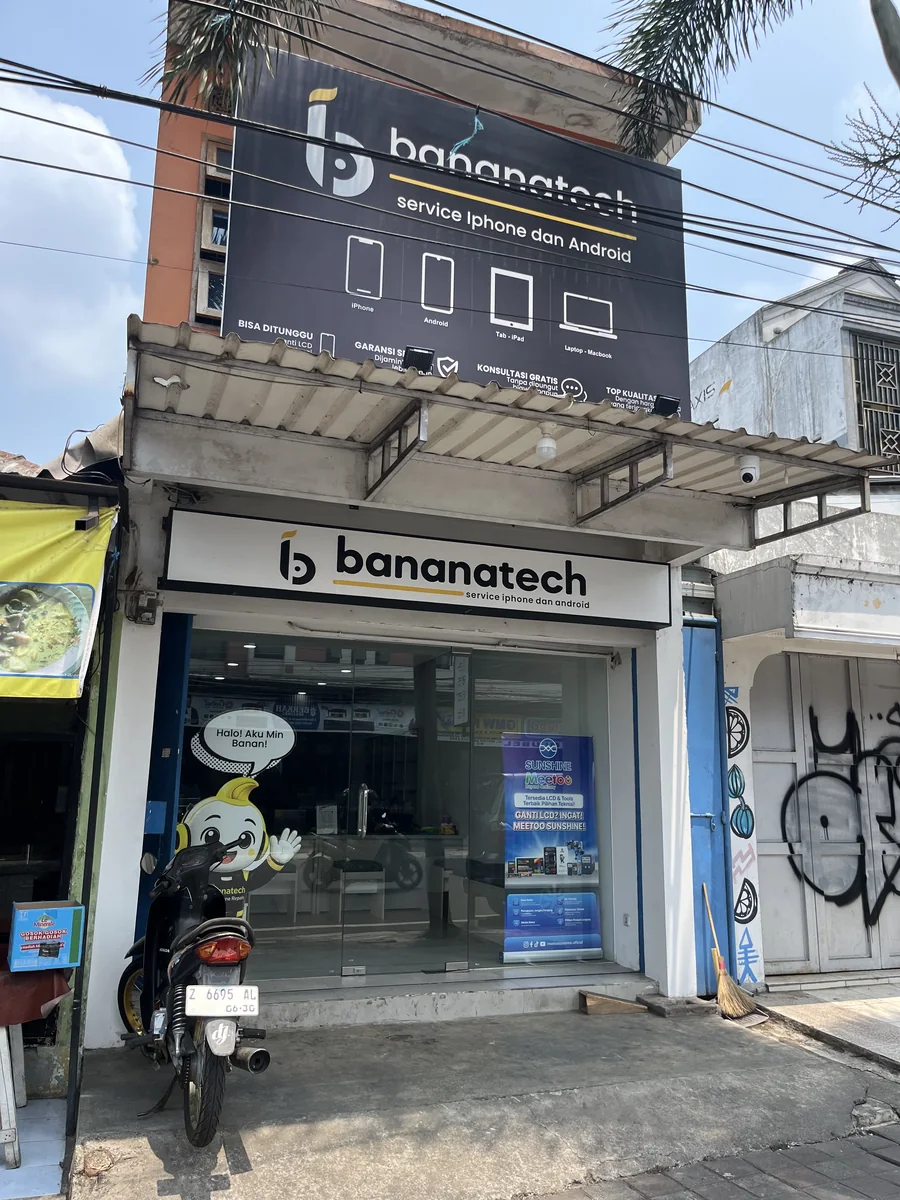BananaTech Sumedang, bagian luar toko